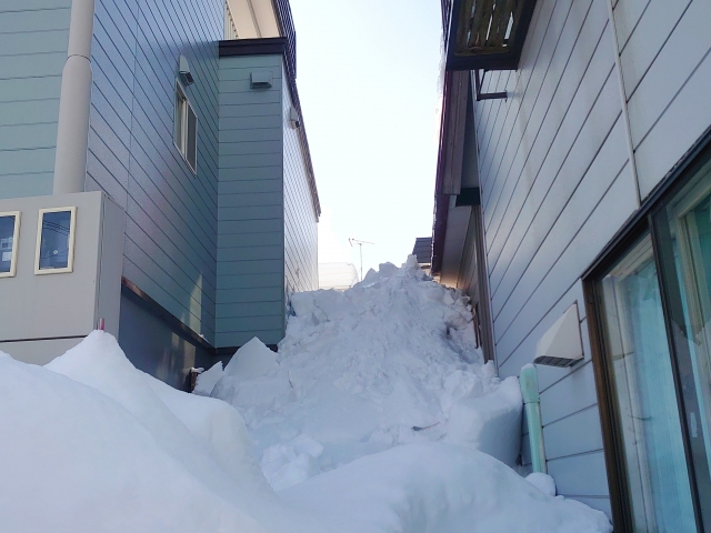 雪害によって住宅が損傷した場合、多くのケースで火災保険を活用して修理費用を補償してもらうことができます。