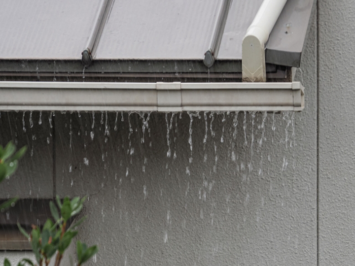 雨水が溢れた雨樋