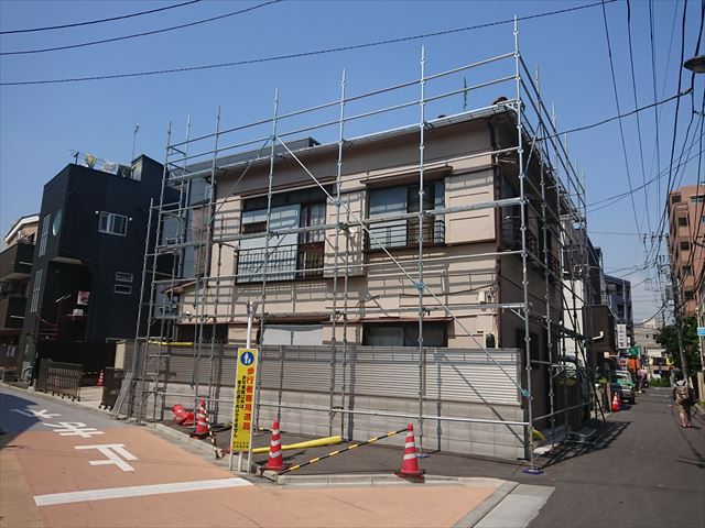 仮設足場を設置した住まい