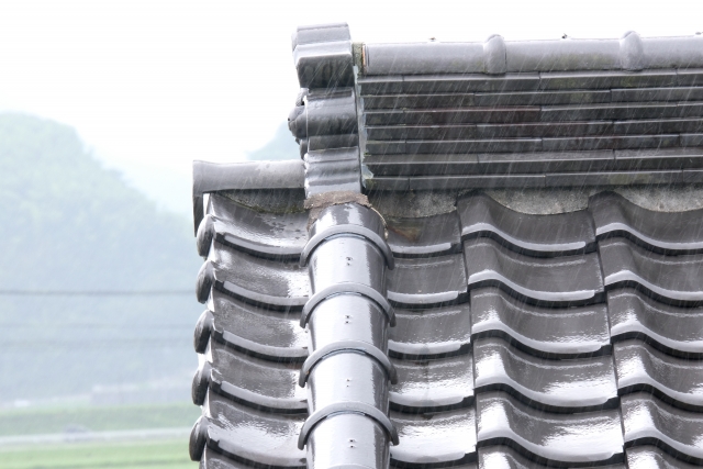 雨を受ける瓦屋根