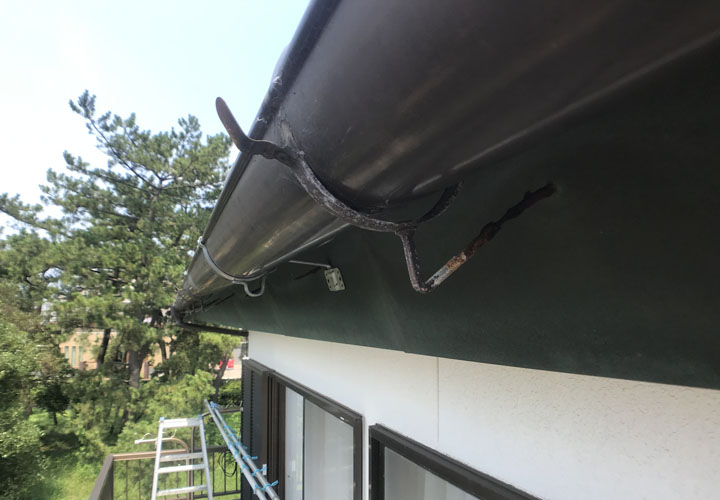 歪んでしまった雨樋金具