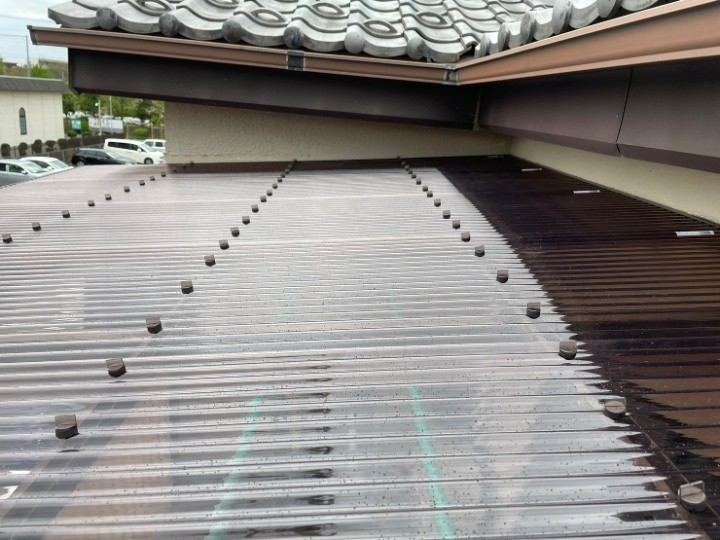 ベランダの波板屋根を新規ポリカーボネート波板に交換工事して劣化対策