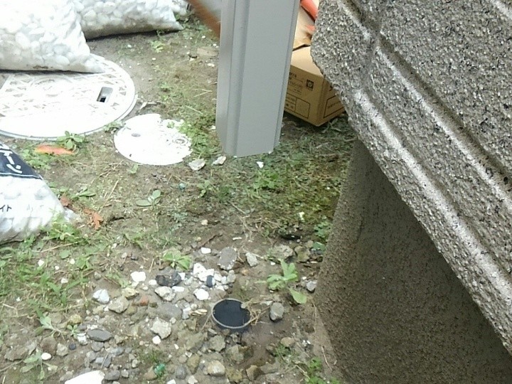 既存竪樋の取り外しと整地