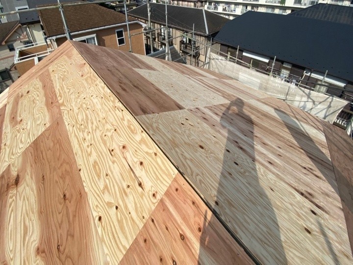 新しい野地板の敷設