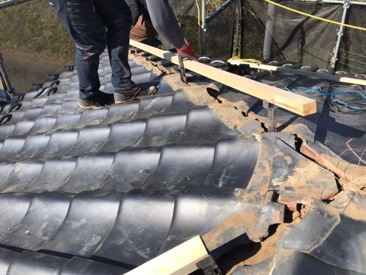 棟金具の設置と芯木の固定