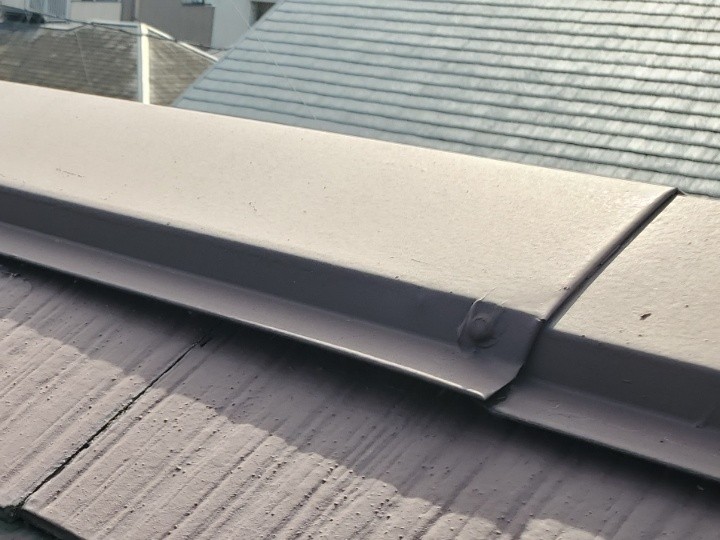 浮き上がった棟板金の拡大確認