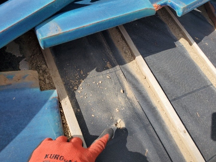 露出した防水紙の損傷