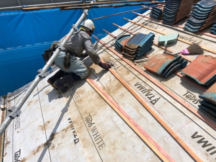 新しい防水紙と瓦桟の設置