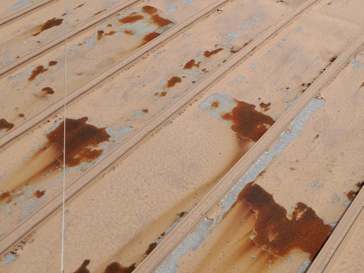 屋根表面の深刻な腐食