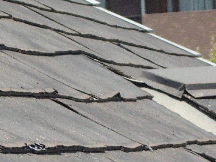 屋根材が剥がれた状態