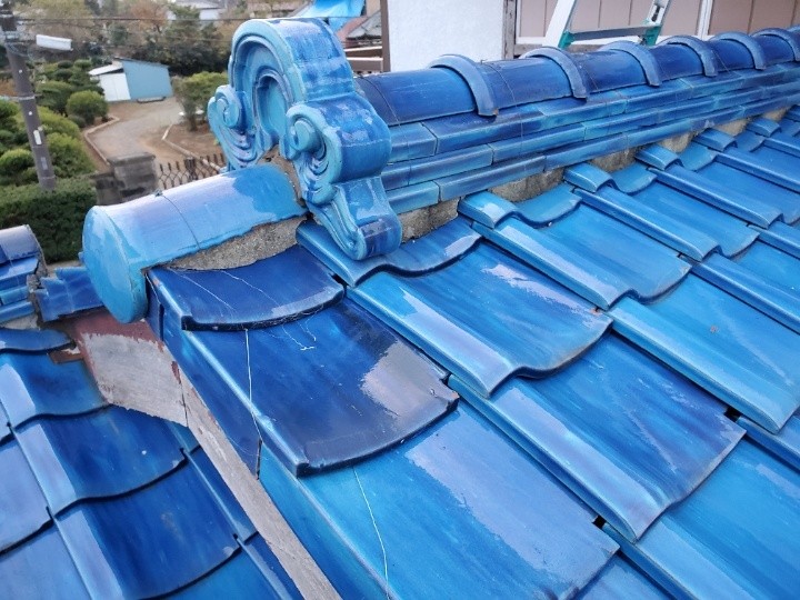 瓦のズレと内部の漆喰の露出