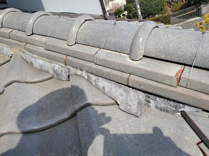 棟瓦の漆喰剥がれ