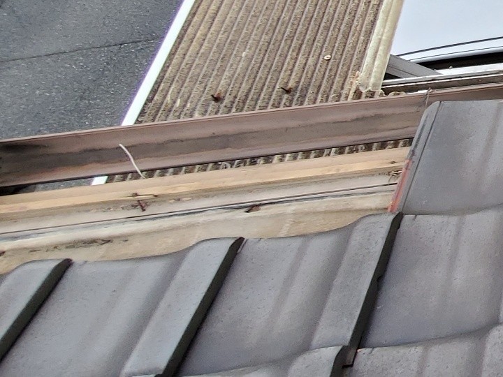 軒先の破損箇所を確認