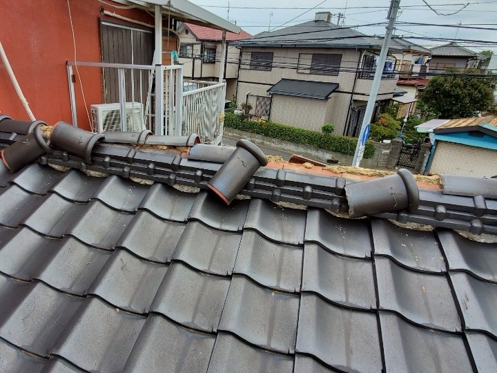 冠瓦の転倒と棟全体の歪み