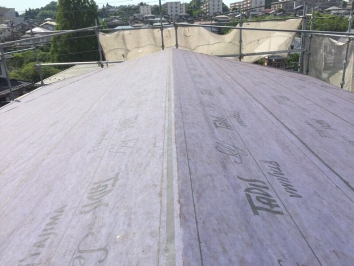 防水紙（粘着式ルーフィング）の設置