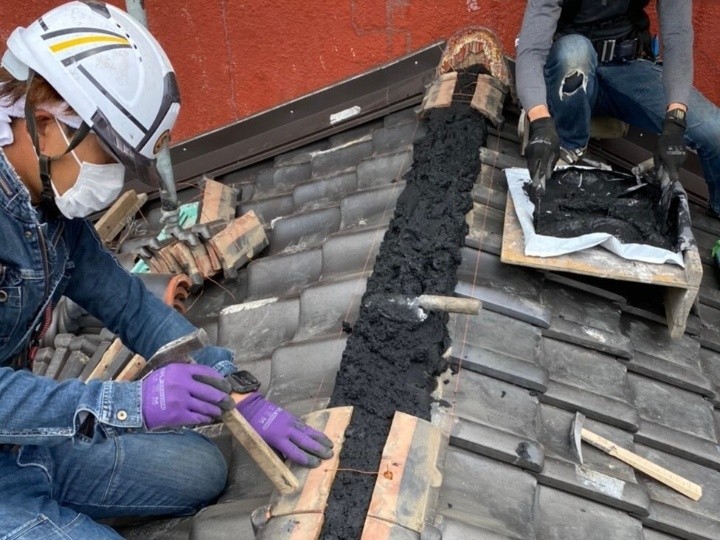 軽量シルガードで棟の土台を形成