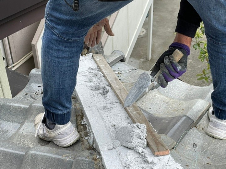 漆喰で棟の土台を形成