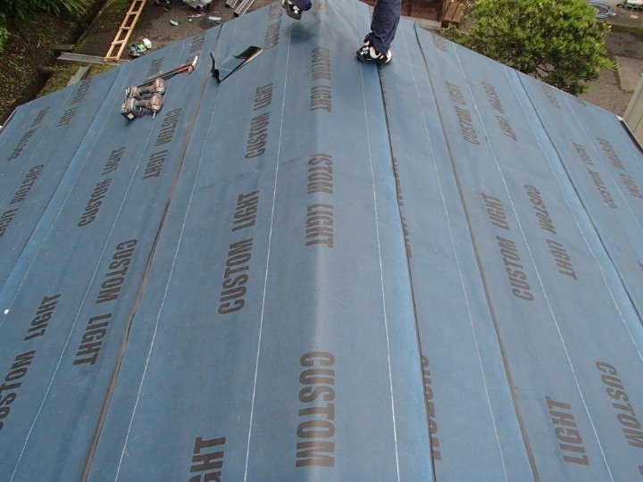 粘着式ルーフィングの敷設