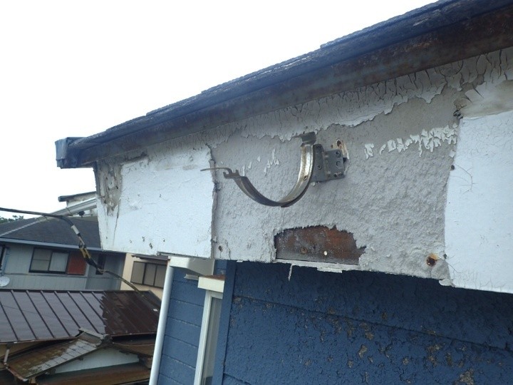 金具の劣化と破風板の損傷