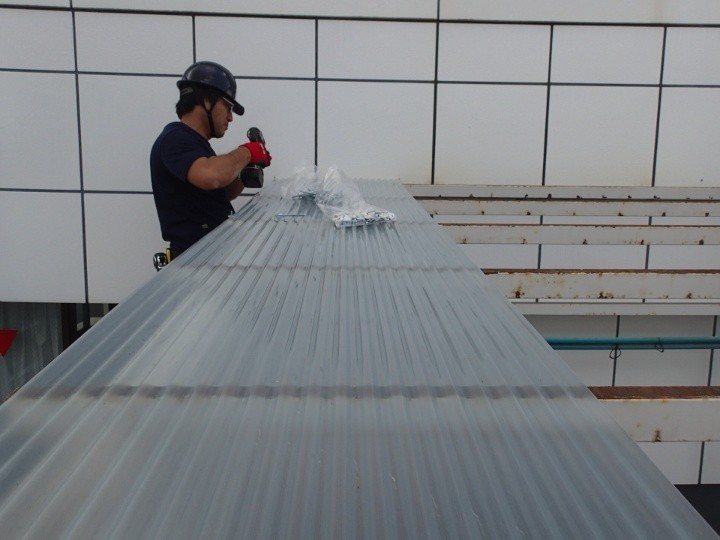 ポリカーボネート製波板の設置開始