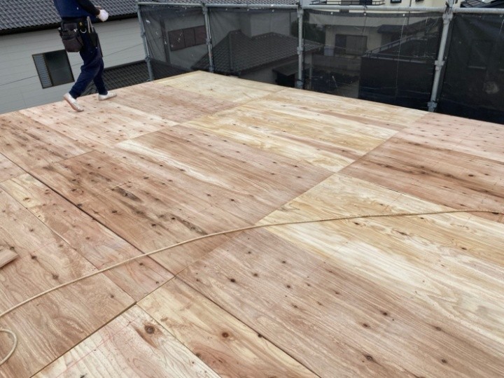 野地板の増し張り作業