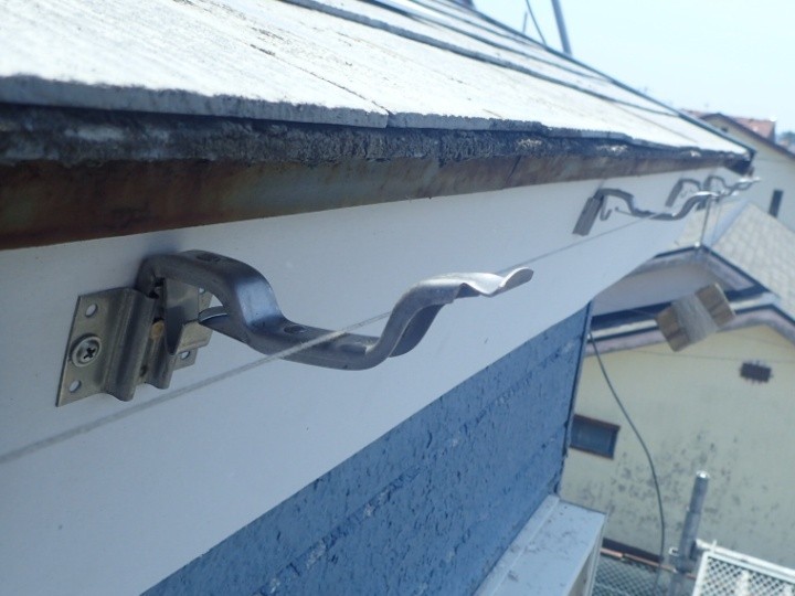 勾配を確保した雨樋金具の設置