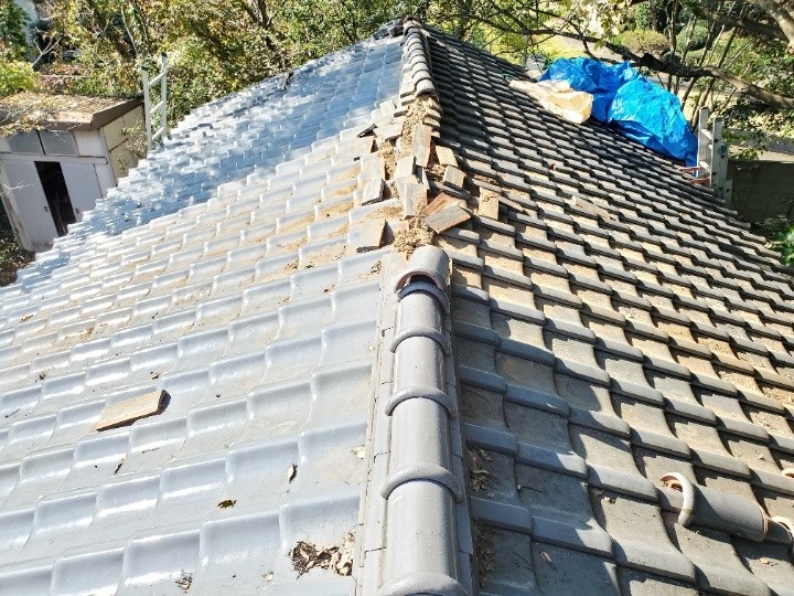 棟の中心が大きく崩れた状態