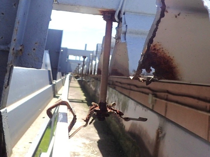 連続する金具の腐食