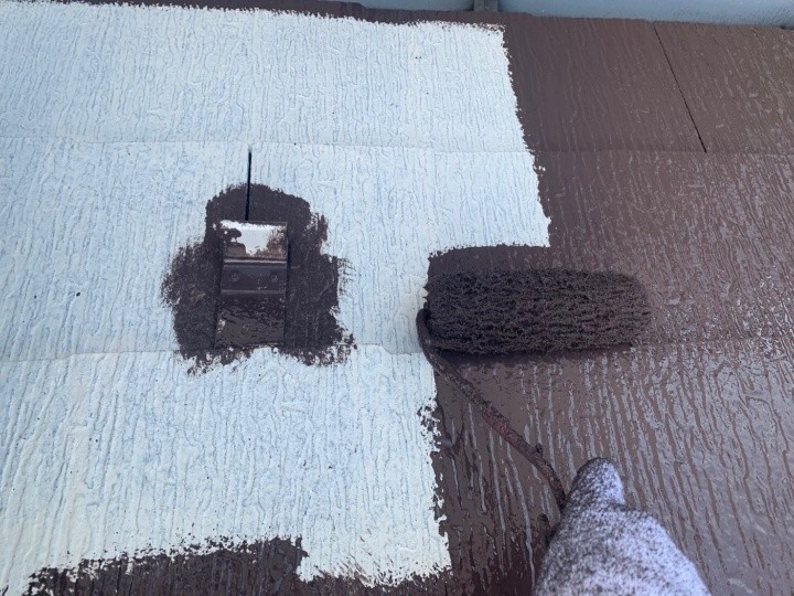 屋根の中塗り作業