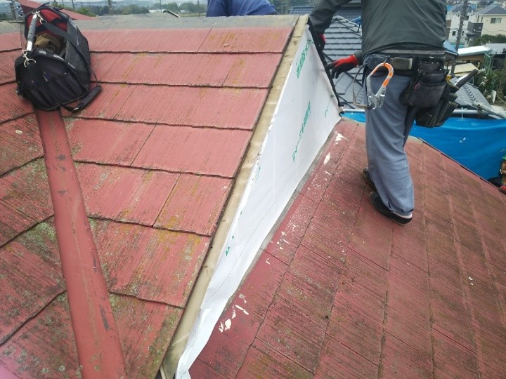 破風まわりの防水シート設置