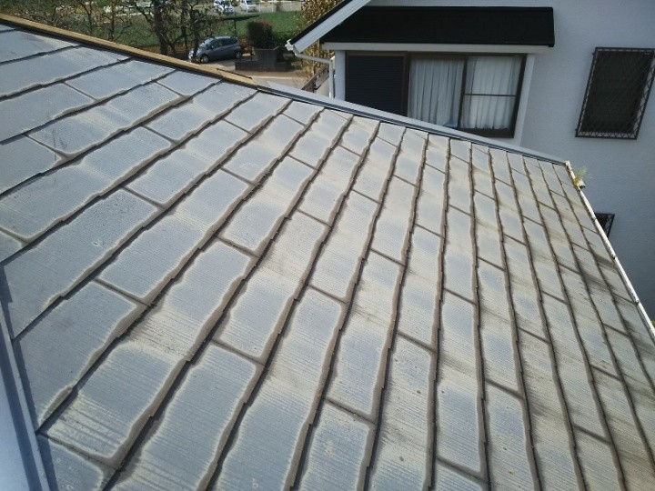 屋根全体の色褪せと劣化