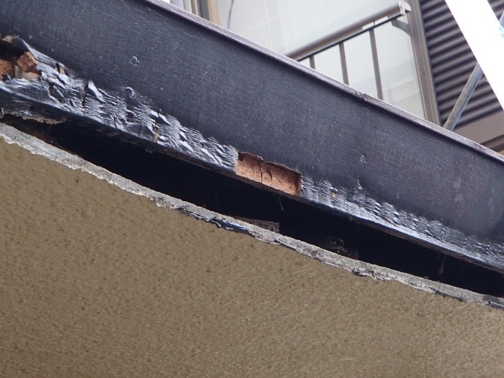 下地木材の露出と傷みの進行