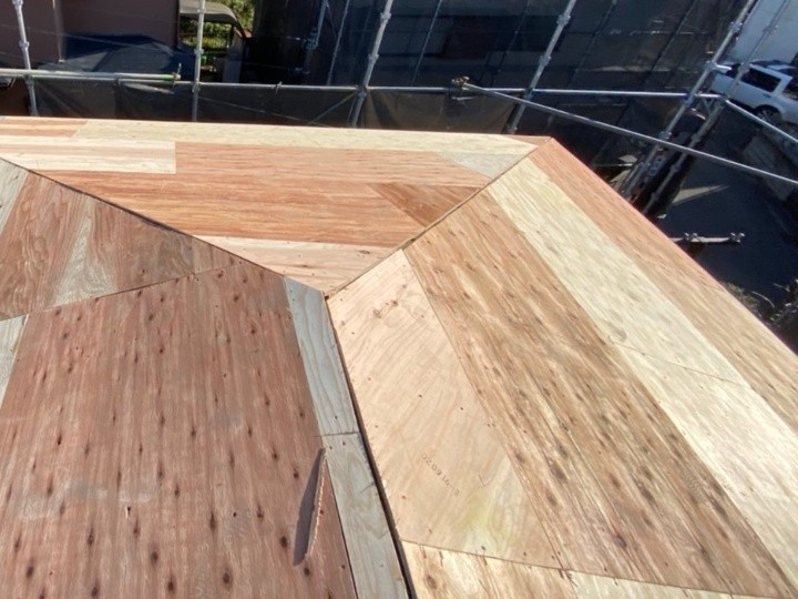 野地板の増し張り作業