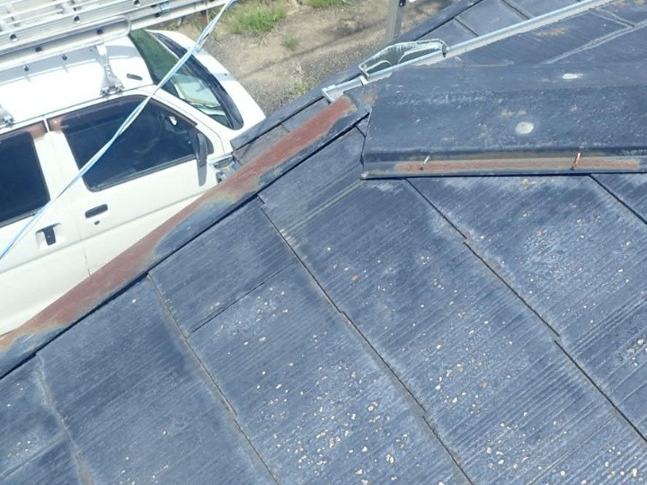 棟板金の外れと補修跡