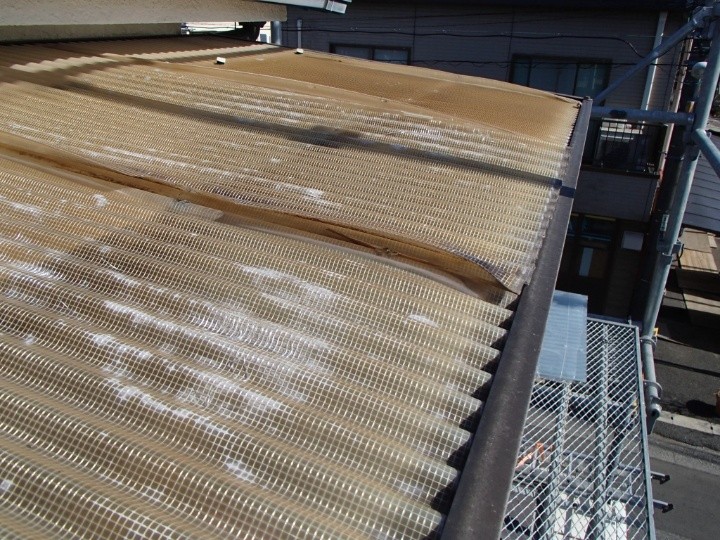 調査写真2：波板のたわみと破損箇所