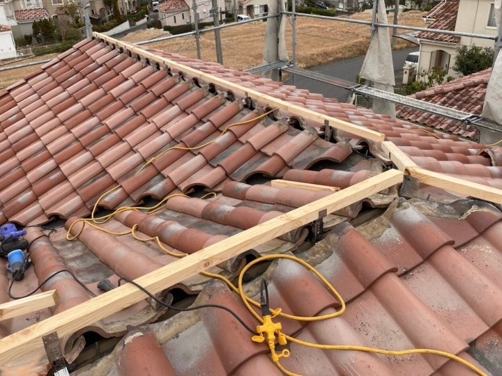 棟金具と垂木の設置