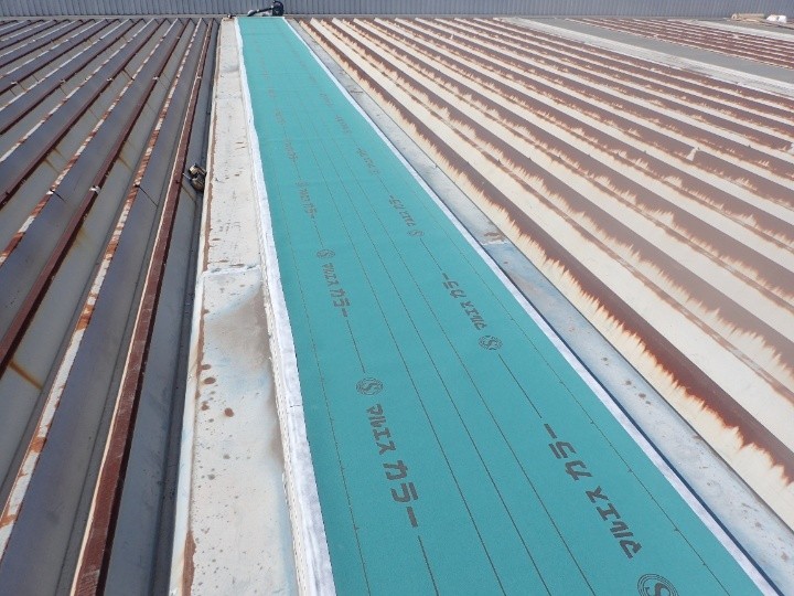 防水紙の設置と端部の処理