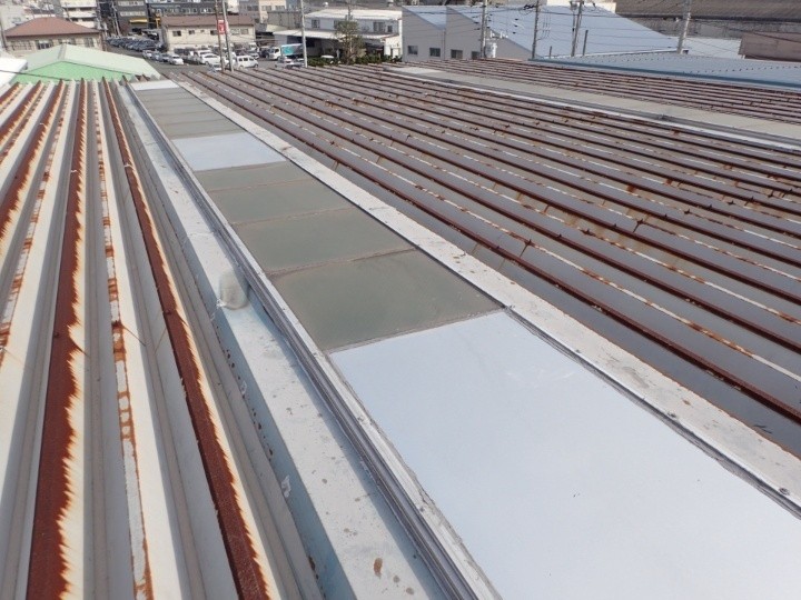 屋根上で確認した明り取りの劣化