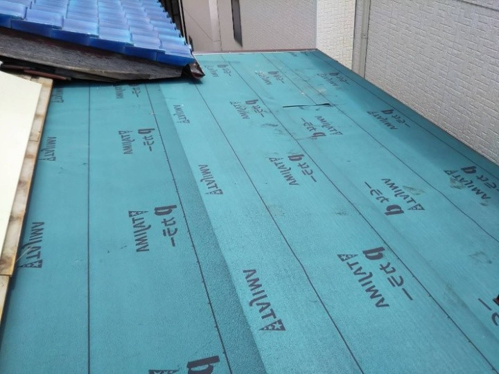 新しい防水紙の敷設