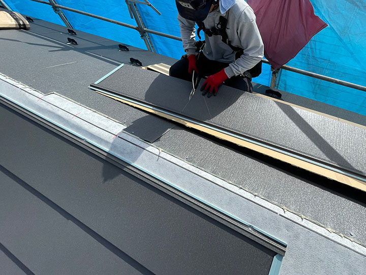 屋根の葺き替え料金はいくら？相場やメリット、アスベストの注意点を解説