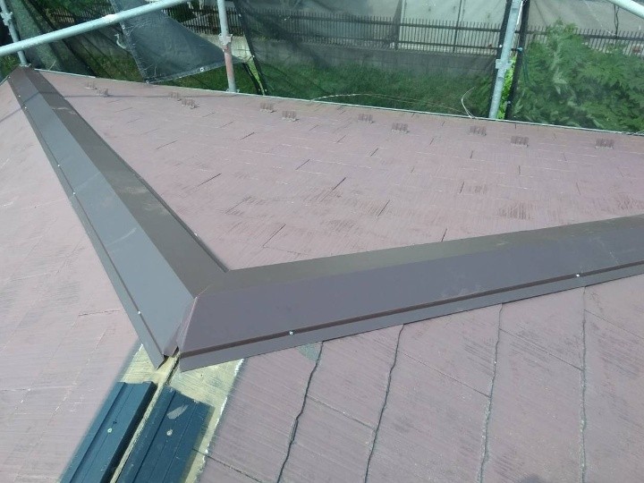新しい棟板金の設置
