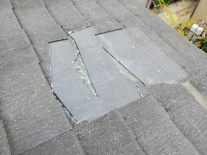スレートの欠損による防水紙の露出