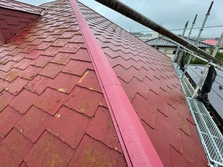 新しい棟板金の取り付けと固定