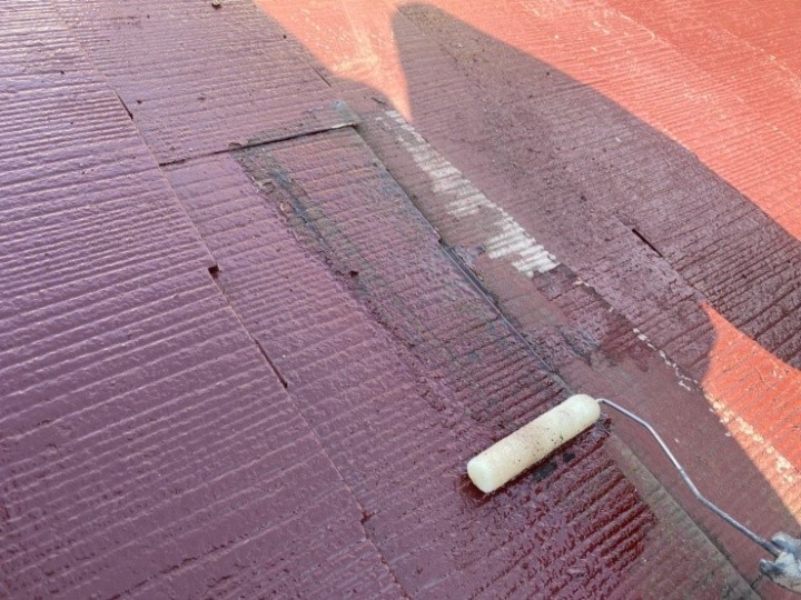 屋根の下塗り作業