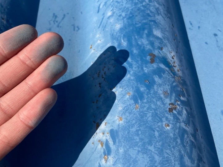 表面の細かい傷みや汚れの蓄積