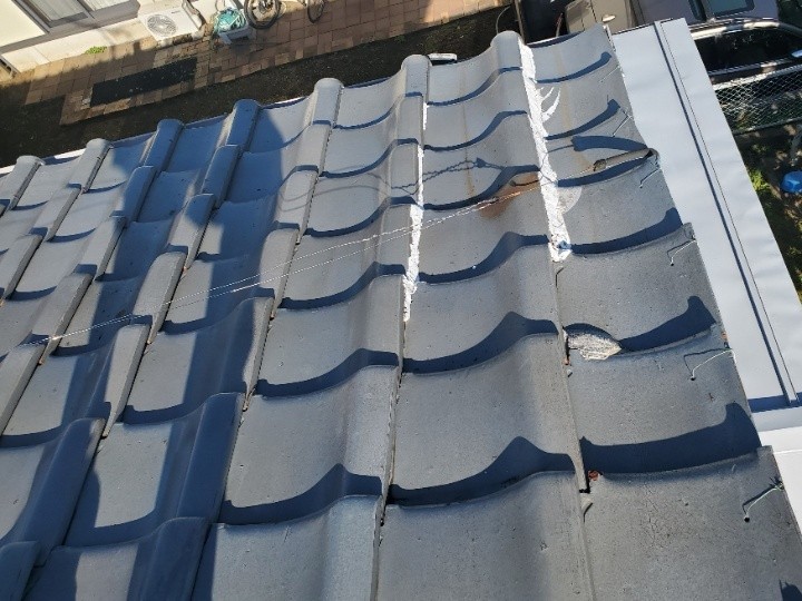 面全体に広がる瓦のズレ