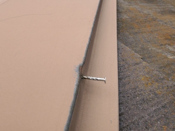 大きく飛び出した釘の確認