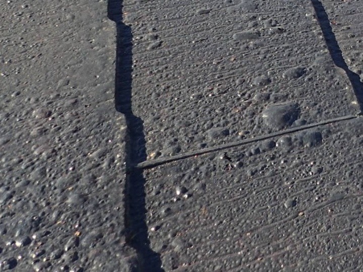 調査写真③：表面の膨れと粗れが顕著な部分