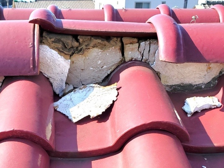 棟内部の崩れと瓦のずれ