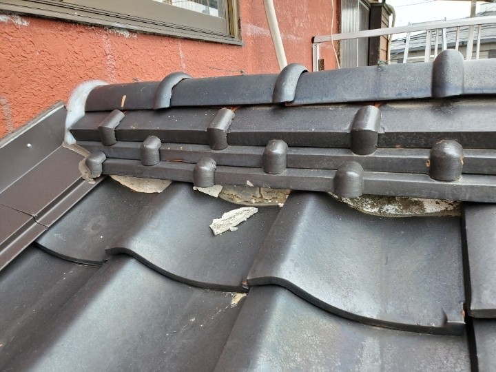 のし瓦部分の剥離と漆喰の崩れ